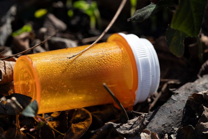 pill bottle littering